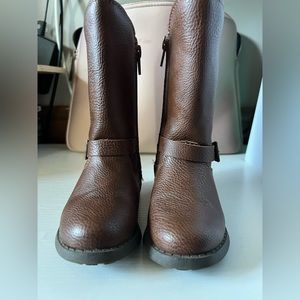 Toddler brown Oshkosh boots. Have been worn a hand full of times .
